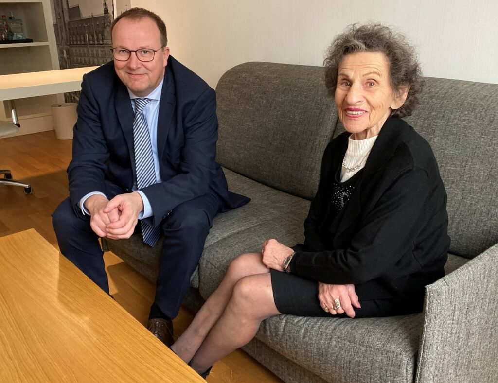 Rechtsanwalt Stefan Lode mit der Holocaust-Überlebenden Roza Bloch.