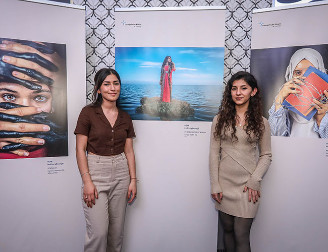 Asifa Hassan (li.) und Sariya Wakili vor ausgestellten Fotografien