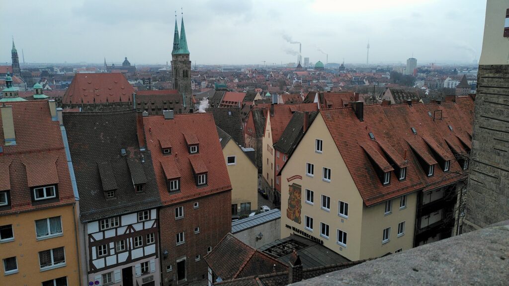 Der Burg zu Fuße liegt die mittelalterlich geprägte Nürnberger Altstadt, die allerdings im Weltkrieg zu 90 Prozent zerstört und danach historisierend wiederaufgebaut wurde.