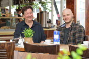 Pfarrerin Annette Stoll und Ben Sulzbacher bilden das ZeeBra-Team.